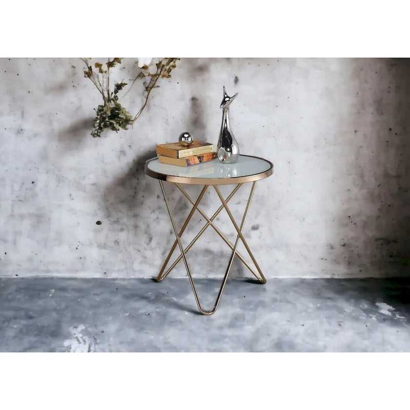Table d'appoint ronde avec plateau en verre dépoli et finition champagne, et piètement en métal en forme de V