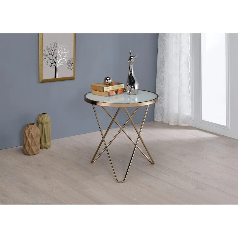 Table d'appoint ronde avec plateau en verre dépoli et finition champagne, et piètement en métal en forme de V