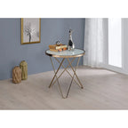 Table d'appoint ronde avec plateau en verre dépoli et finition champagne, et piètement en métal en forme de V
