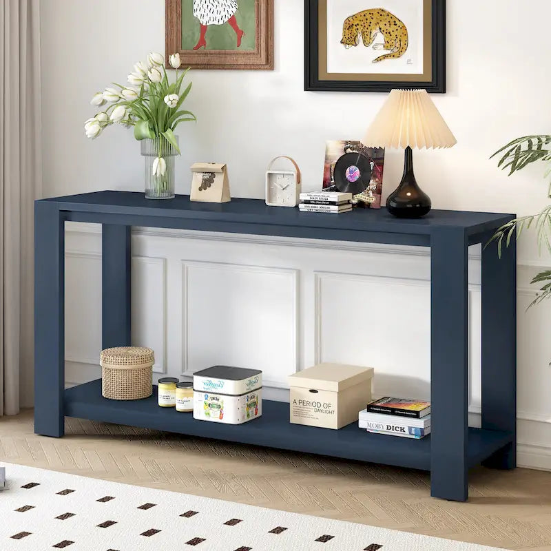 Caractéristiques distinctives d'une console minimaliste avec étagère inférieure et quatre pieds, idéale pour une entrée ou un couloir.