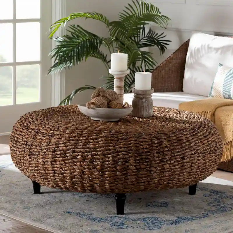 Table basse ronde en jonc de mer tressé à la main Riau avec pieds en bois - Osier naturel pour salon ou chambre