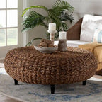 Table basse ronde en jonc de mer tressé à la main Riau avec pieds en bois - Osier naturel pour salon ou chambre