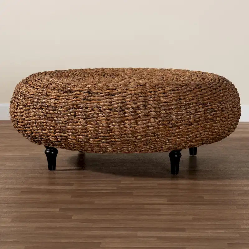 Table basse ronde en jonc de mer tressé à la main Riau avec pieds en bois - Osier naturel pour salon ou chambre