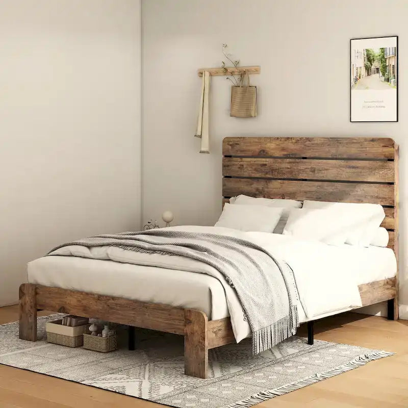 Ensemble de chambre à coucher 3 pièces comprenant un cadre de lit plateforme en bois avec tête de lit et un ensemble de 2 tables de chevet en bois massif avec trois tiroirs.
