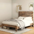 Ensemble de chambre à coucher 3 pièces comprenant un cadre de lit plateforme en bois avec tête de lit et un ensemble de 2 tables de chevet en bois massif avec trois tiroirs.