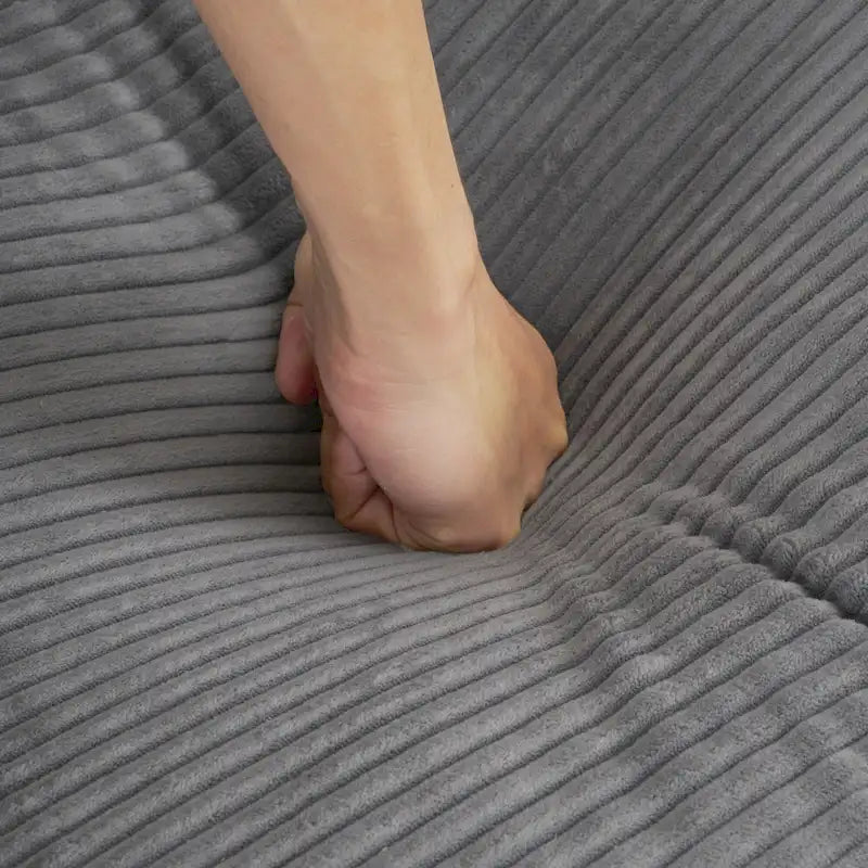 Canapé d'angle avec pouf amovible, en velours côtelé, en forme de L, à assise profonde, avec coussins lombaires et poches latérales.