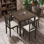 Ensemble table et chaises pour coin repas dans la cuisine : table carrée en bois avec 4 chaises rembourrées.
