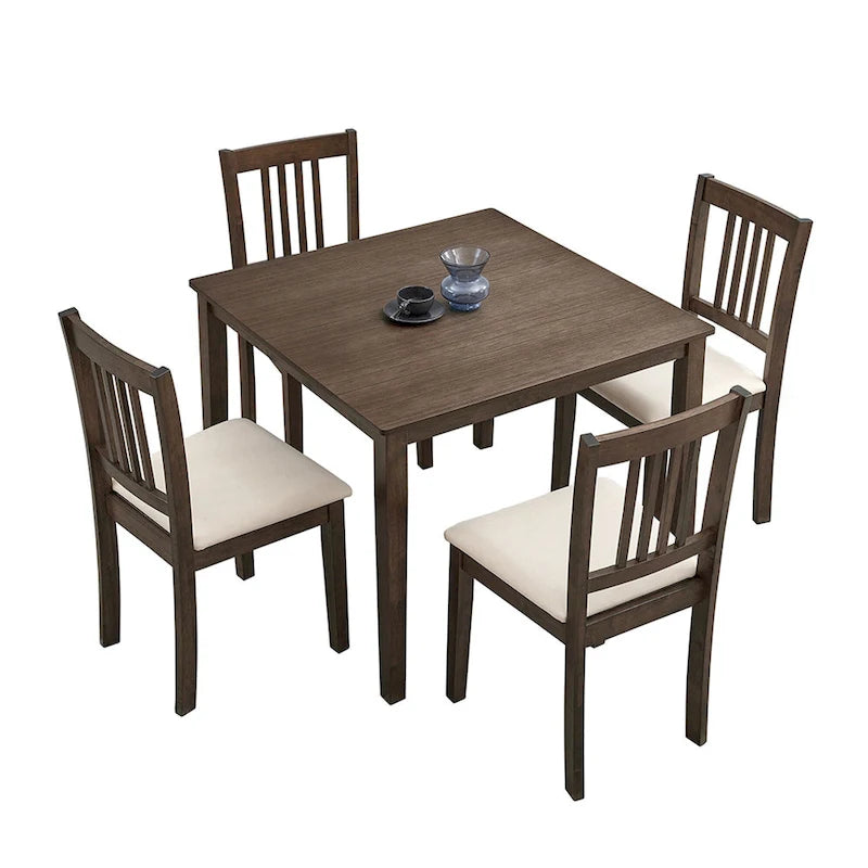 Ensemble table et chaises pour coin repas dans la cuisine : table carrée en bois avec 4 chaises rembourrées.