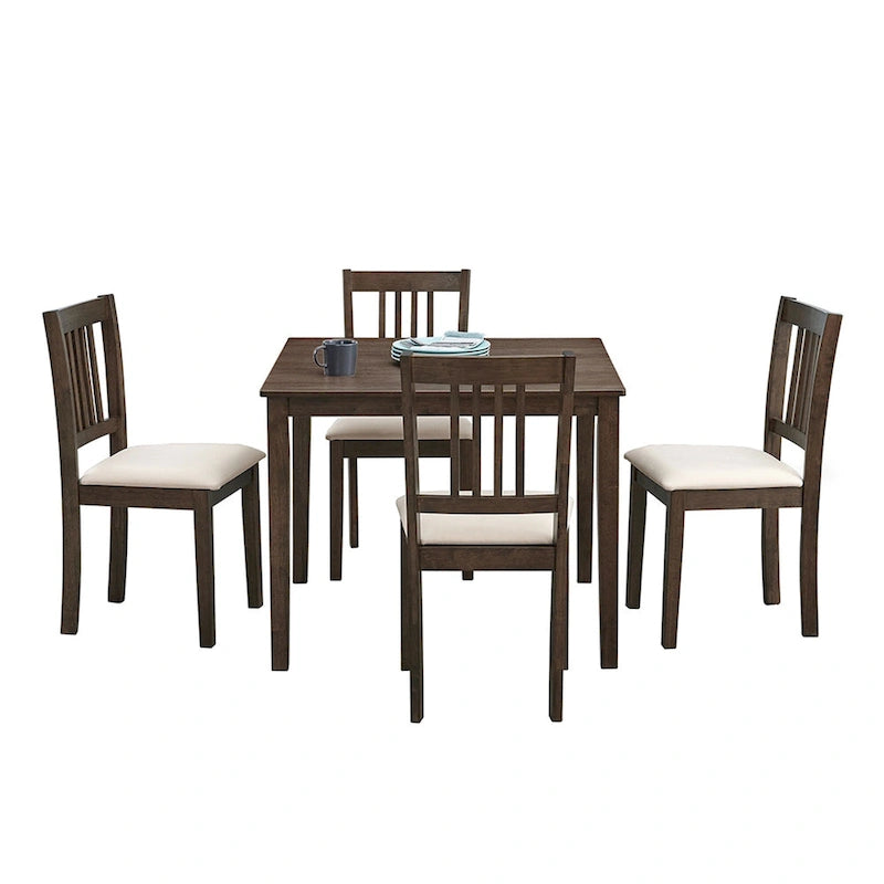Ensemble table et chaises pour coin repas dans la cuisine : table carrée en bois avec 4 chaises rembourrées.