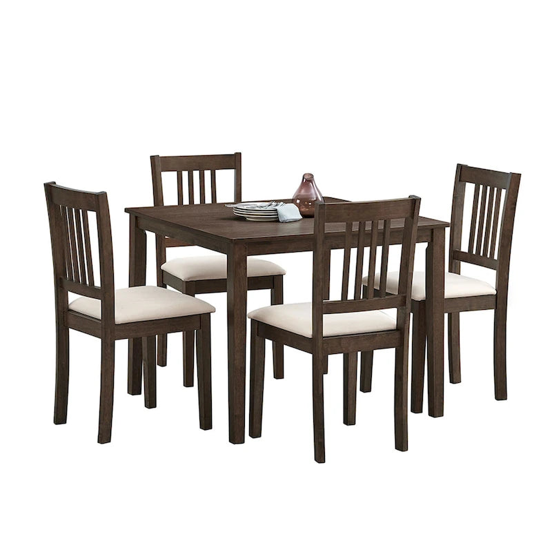 Ensemble table et chaises pour coin repas dans la cuisine : table carrée en bois avec 4 chaises rembourrées.