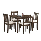 Ensemble table et chaises pour coin repas dans la cuisine : table carrée en bois avec 4 chaises rembourrées.
