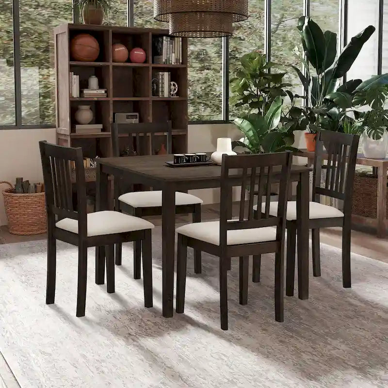 Ensemble table et chaises pour coin repas dans la cuisine : table carrée en bois avec 4 chaises rembourrées.