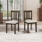Ensemble table et chaises pour coin repas dans la cuisine : table carrée en bois avec 4 chaises rembourrées.