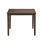 Ensemble table et chaises pour coin repas dans la cuisine : table carrée en bois avec 4 chaises rembourrées.