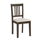 Ensemble table et chaises pour coin repas dans la cuisine : table carrée en bois avec 4 chaises rembourrées.