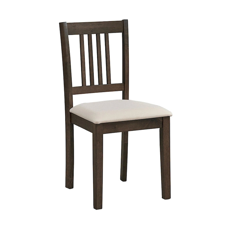 Ensemble table et chaises pour coin repas dans la cuisine : table carrée en bois avec 4 chaises rembourrées.