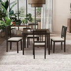 Ensemble table et chaises pour coin repas dans la cuisine : table carrée en bois avec 4 chaises rembourrées.