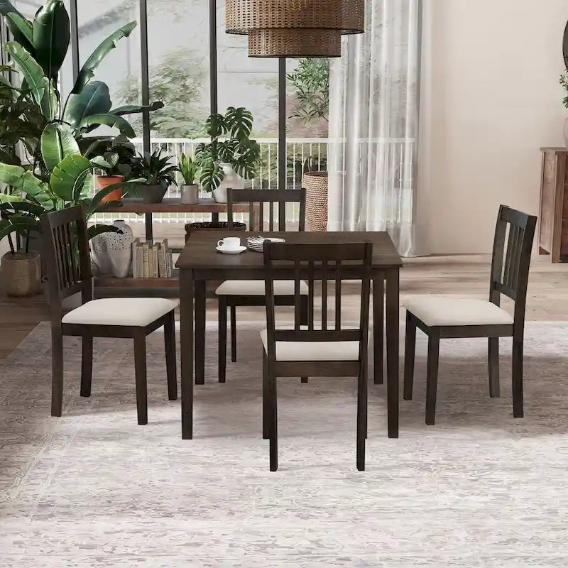 Ensemble table et chaises pour coin repas dans la cuisine : table carrée en bois avec 4 chaises rembourrées.