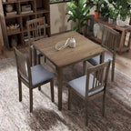 Ensemble table et chaises pour coin repas dans la cuisine : table carrée en bois avec 4 chaises rembourrées.