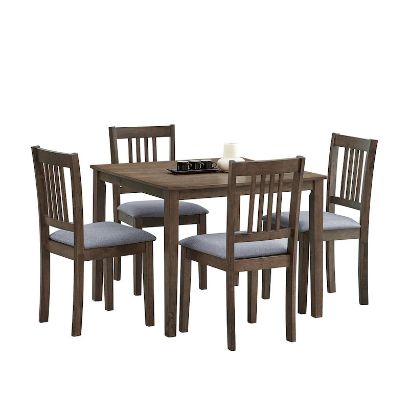 Ensemble table et chaises pour coin repas dans la cuisine : table carrée en bois avec 4 chaises rembourrées.