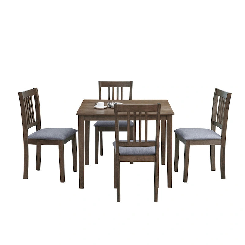 Ensemble table et chaises pour coin repas dans la cuisine : table carrée en bois avec 4 chaises rembourrées.