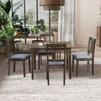 Ensemble table et chaises pour coin repas dans la cuisine : table carrée en bois avec 4 chaises rembourrées.