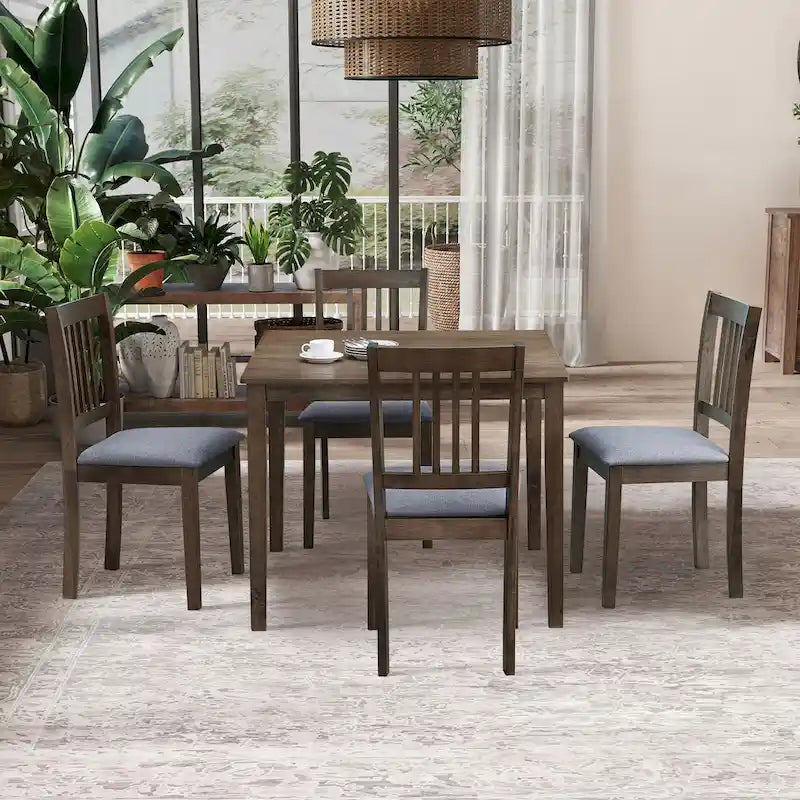 Ensemble table et chaises pour coin repas dans la cuisine : table carrée en bois avec 4 chaises rembourrées.