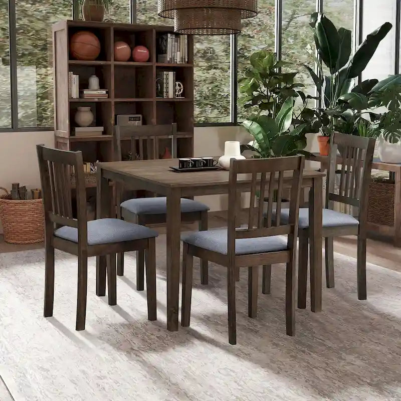 Ensemble table et chaises pour coin repas dans la cuisine : table carrée en bois avec 4 chaises rembourrées.