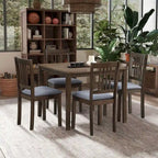 Ensemble table et chaises pour coin repas dans la cuisine : table carrée en bois avec 4 chaises rembourrées.