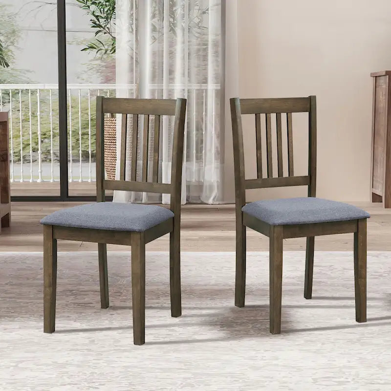 Ensemble table et chaises pour coin repas dans la cuisine : table carrée en bois avec 4 chaises rembourrées.
