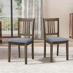 Ensemble table et chaises pour coin repas dans la cuisine : table carrée en bois avec 4 chaises rembourrées.