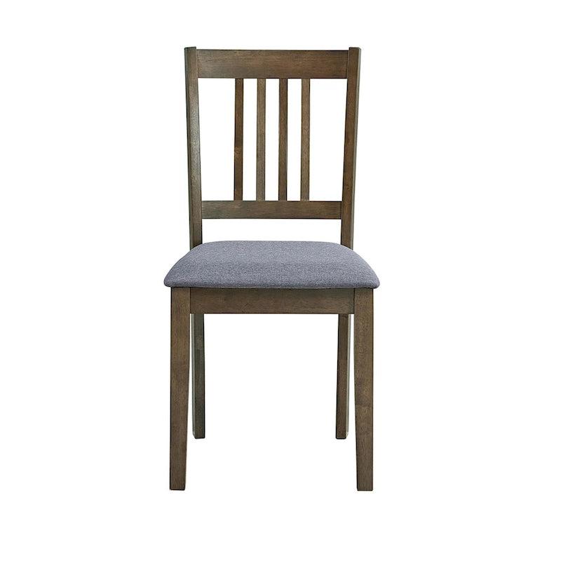 Ensemble table et chaises pour coin repas dans la cuisine : table carrée en bois avec 4 chaises rembourrées.