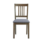 Ensemble table et chaises pour coin repas dans la cuisine : table carrée en bois avec 4 chaises rembourrées.