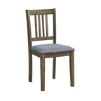 Ensemble table et chaises pour coin repas dans la cuisine : table carrée en bois avec 4 chaises rembourrées.