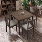Ensemble table et chaises pour coin repas dans la cuisine : table carrée en bois avec 4 chaises rembourrées.