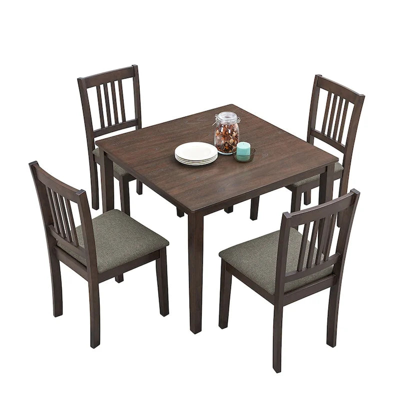 Ensemble table et chaises pour coin repas dans la cuisine : table carrée en bois avec 4 chaises rembourrées.