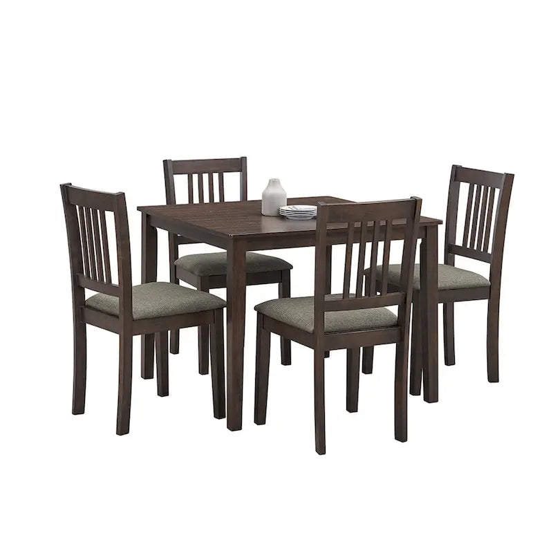 Ensemble table et chaises pour coin repas dans la cuisine : table carrée en bois avec 4 chaises rembourrées.