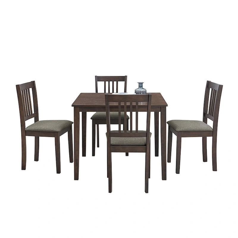 Ensemble table et chaises pour coin repas dans la cuisine : table carrée en bois avec 4 chaises rembourrées.