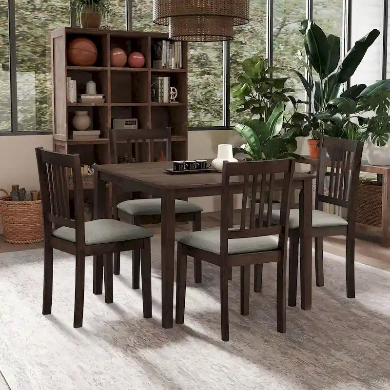 Ensemble table et chaises pour coin repas dans la cuisine : table carrée en bois avec 4 chaises rembourrées.