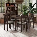 Ensemble table et chaises pour coin repas dans la cuisine : table carrée en bois avec 4 chaises rembourrées.