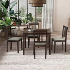 Ensemble table et chaises pour coin repas dans la cuisine : table carrée en bois avec 4 chaises rembourrées.