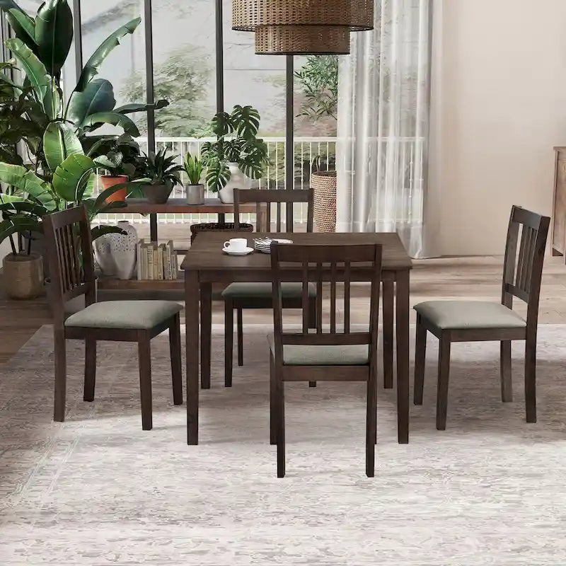 Ensemble table et chaises pour coin repas dans la cuisine : table carrée en bois avec 4 chaises rembourrées.