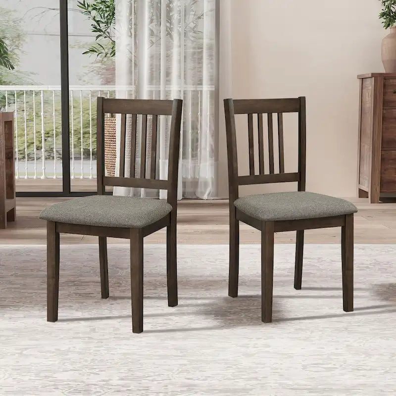 Ensemble table et chaises pour coin repas dans la cuisine : table carrée en bois avec 4 chaises rembourrées.