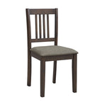 Ensemble table et chaises pour coin repas dans la cuisine : table carrée en bois avec 4 chaises rembourrées.