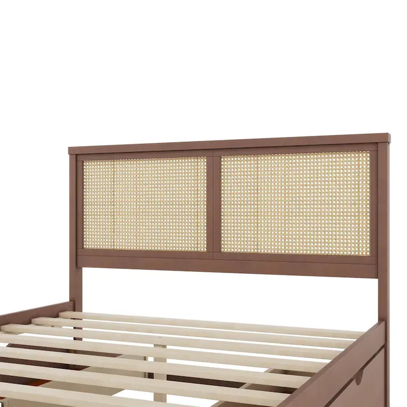 Lit plateforme en bois avec rangement, 4 tiroirs et tête de lit en rotin.