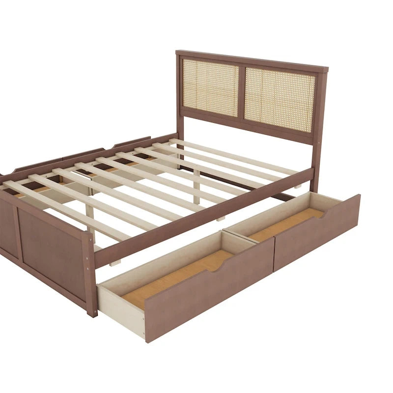 Lit plateforme en bois avec rangement, 4 tiroirs et tête de lit en rotin.