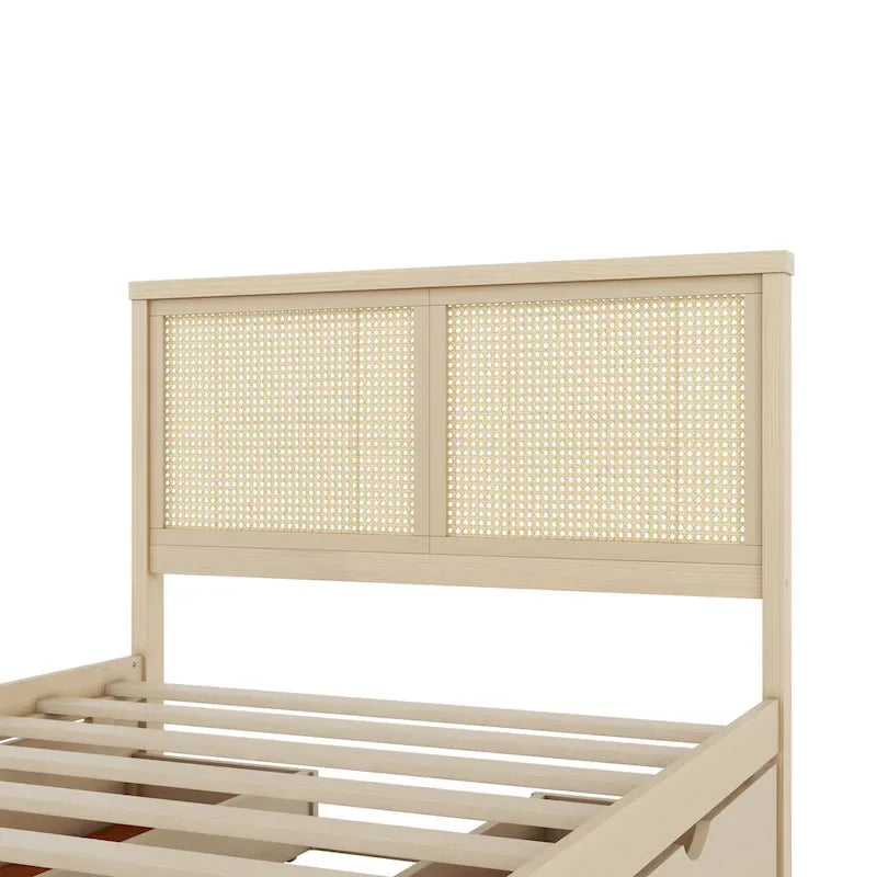 Lit plateforme en bois avec rangement, 4 tiroirs et tête de lit en rotin.