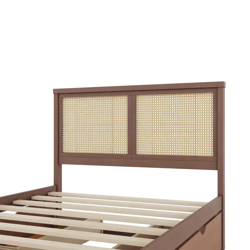 Lit plateforme en bois avec rangement, 4 tiroirs et tête de lit en rotin.