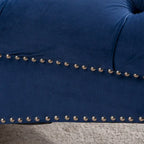 Chaise longue capitonnée bleue à 27,17 boutons avec clous décoratifs