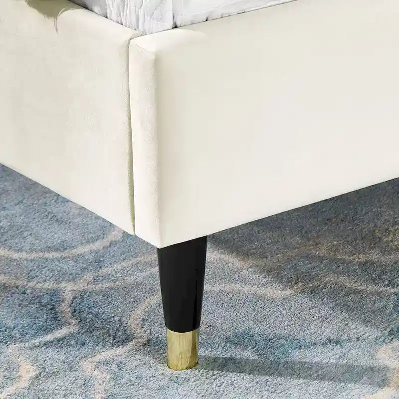 Lit plateforme beige de style queen size avec tête de lit en velours à oreilles